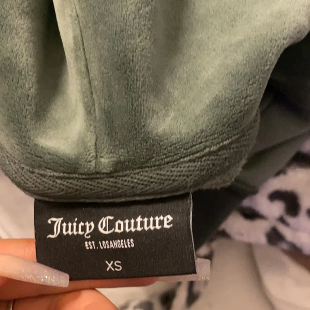 Dark moss Juicy tröja, inga skador eller märken, köpt för 1,100kr från hemsidan, glitter text på ryggen och på dragkedjan. Kom aldrig till användning och därför vill jag sälja. Pris kan diskuteras i dm.. Hoodies.