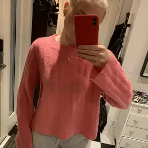 Jätte fin rosa stickad tröja, står ingen storlek men skulle säga S💗 Den kommer tyvär inte till anvlnding längre men älskar färgen!!