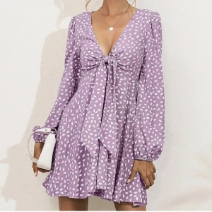 Lila klänning - Lila klänning. Vet ej var den är ifrån. Storlek S. Köpt av en tjej här på Plick men den var alldrldes för liten för mig.