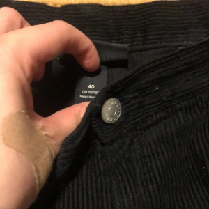 Svarta Manchester byxor  - Svarta Manchester byxor storlek 40, utsvängda 