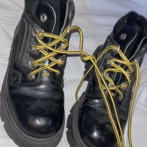 Skor - Assnygga skor, alldeles förstora. För mig tyvärr:( frakten i annonsen stämmer ej 