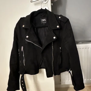 Jacka från zara - Super fin jacka från zara. Den är i mocka. Knappt använd och storlek L men mer som en s/m