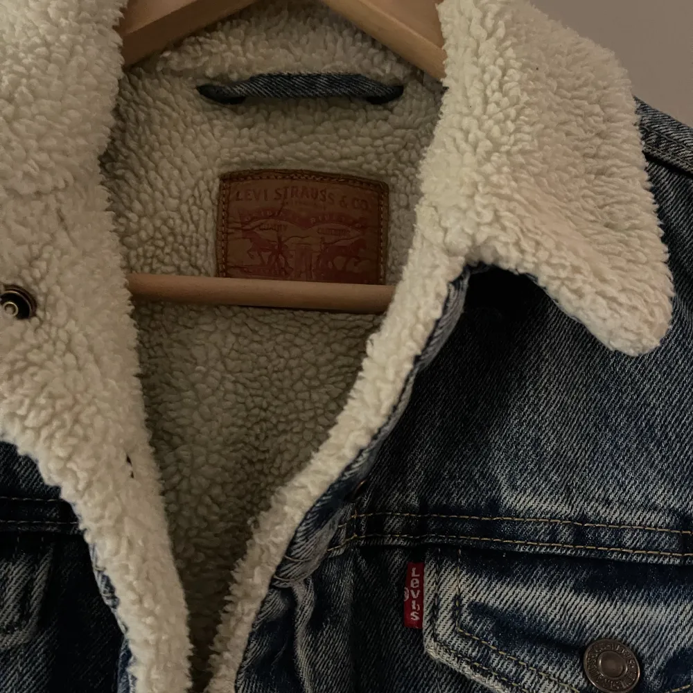 Säljer min älskade jeansjacka från Levis i modellen ”A44350001” - Sherpa Trucker Jacket. Knappt använd. Orginalpris ca 1400 kr. Kan mötas upp i Söderköping eller Norrköping eller frakta mot betalning 🫂🫶🌼 (kvinnomodell). Jackor.