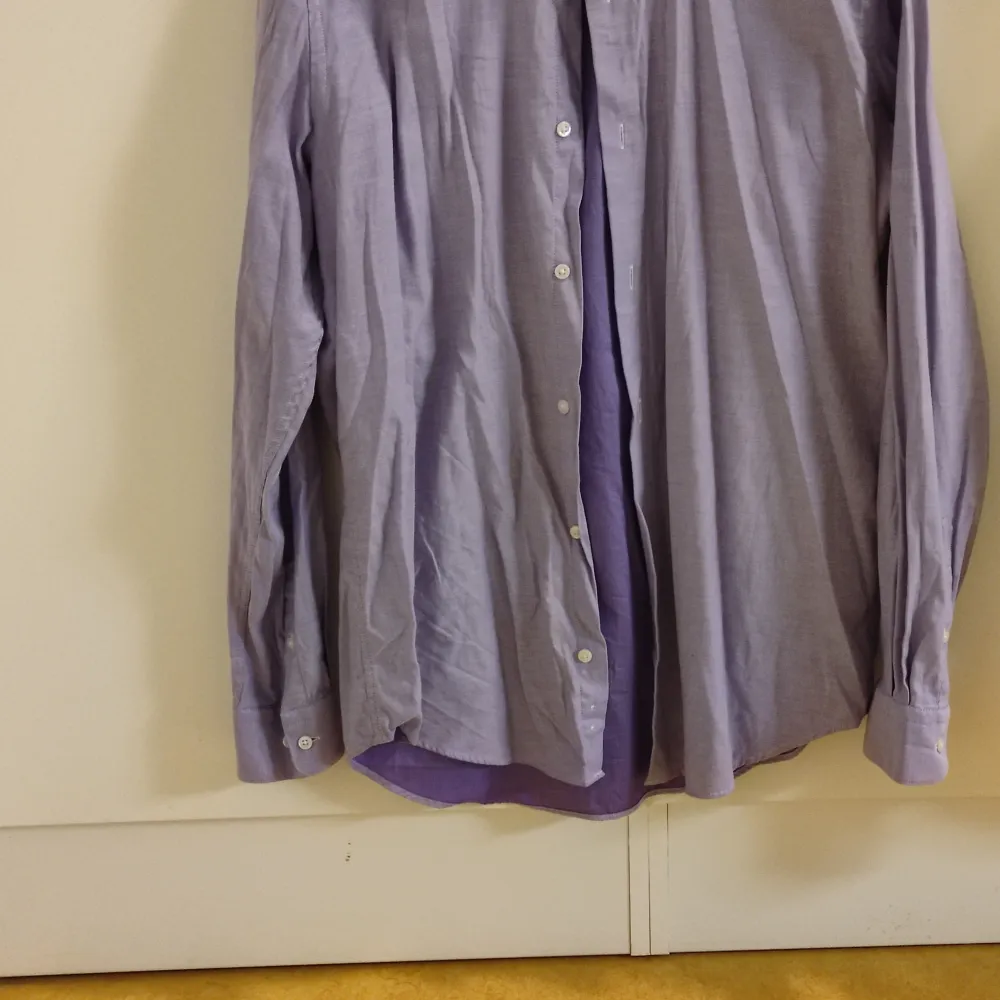 En lila Dressmann skjorta strl L i bra kvalitet. Betalning via Swish, hämtas i Stockholm med omnejd.. Skjortor.
