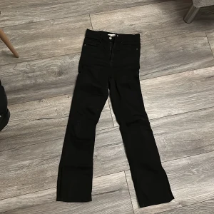 jeans med slits - jeans från gina tricot i petite med slits i bra skick🫶🏼jeansen passar mig som är 160 bra 