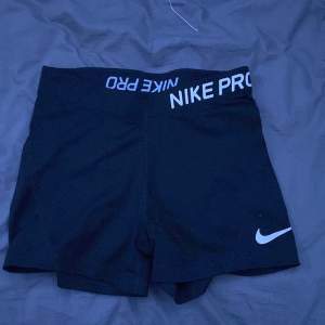 Ett par Nike PRO Shorts som är för små säljer för billigare än jag köpte dem ” köpte dem för 450kr”