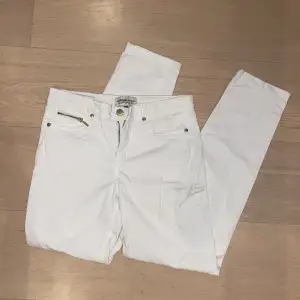 Vita jeans, det står storlek 36 men gissar att de passar XS-S. 