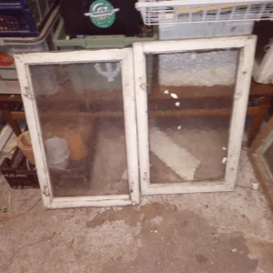 2 stycken ,Tvåglas fönster mönstrat glas med vit träram. - Äldre fönster tvåglas mönstrade med träram kraftiga och stabila i fint skick . Två stycken med måtten 45 cm breda och 70 cm långa. Hämtas i Skene .Swissbetalning tillämpas alt kontant betalning .