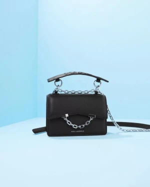 Karl Lagerfeld väska  - K/Seven Grainy Mini Sb. Säljer denna fantastiska väska då den inte kommer till någon användning. Använd fåtal gånger så den är som helt ny. Med väskan så kommer en Karl Lagerfeld påse. Ny 3799:-. Skriv privat för egna bilder.