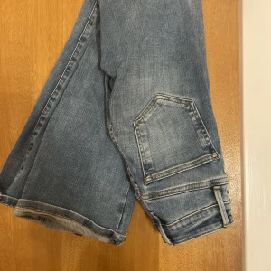 Snygg jeans 💕 - Snygga jeans från bikbok 😻oanvända, köpte för 699kr, mycket bootcut💕💕