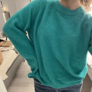 Stickad tröja  - Säljer denna fina stickade tröja från svara då den tyvärr inte kommer till användning! Tröjan är super mysig❤️Är som ny och köpt för 399kr. Köparen står för frakten!