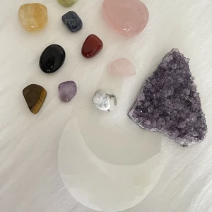 kristaller - säljer nu alla mina kristaller. det är två st rosenkvarts, två ametist, en selenit, obsidian, tigeröga, lapis lazuli, jade, citrin, karneol och howlit. 300kr för allt. säljer endast allt tillsammans. frakt 45kr 