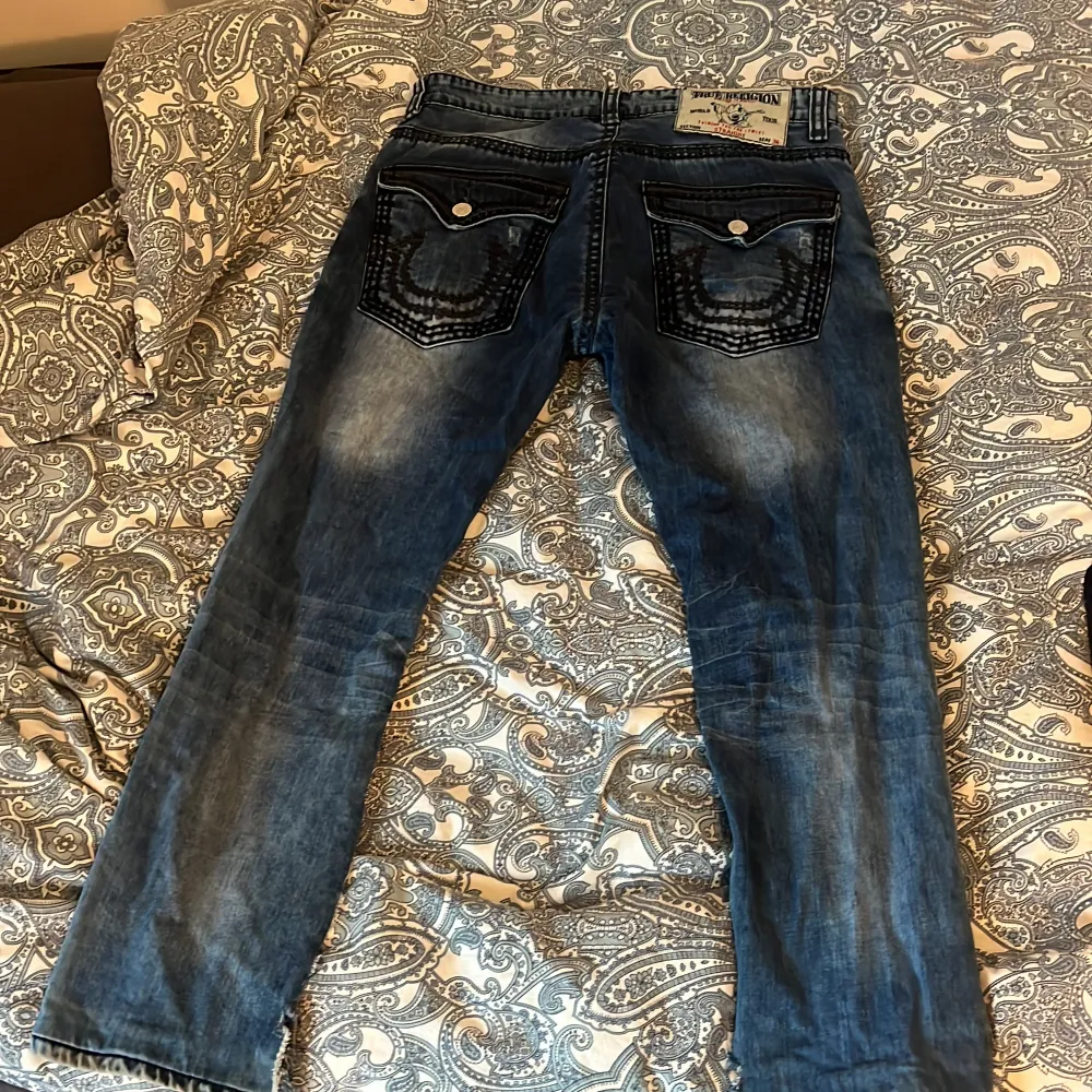 Några som jag har haft ett tag nu, sjukt bra skick. Thriftade dom från beyond retro för typ 700🤬. Jeans & Byxor.