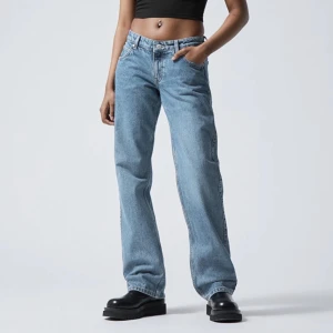 Lågmidjade jeans - Helt nya jeans från weekday i modellen ”Arrow Low Straight Jeans” . Nypris 590kr