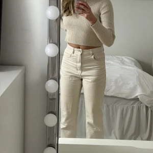 NA-KD Jeans  - Raka jeans från NA-KD i off white 🤍 