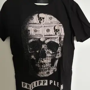 Philipp plein t shirt vet ej om äkta eller inte därav priset, strl L passar M väldigt snygg