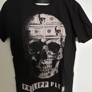 Philipp plein t shirt - Philipp plein t shirt vet ej om äkta eller inte därav priset, strl L passar M väldigt snygg