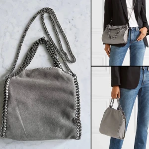 Stella McCartney väska - Säljer denna Stella McCartney väska i modellen mini tote💕 fint skick vilket man ser på bilderna, äkthetsbevis samt kvitto tillkommer