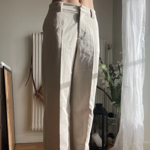 Beigea kostymbyxor - Jätte snygga och lånha kostymbyxor i ett mjukare material, kommer tyvärr inte till andväning 🫶 jag är 174cm lång