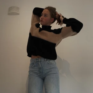 Stickad tröja - Stickad tröja💗 svart och ljusrosa/beige 