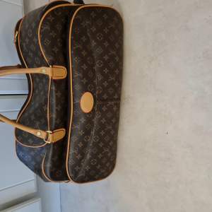 Superfin kabin / rullväska i nyskick,  Louis Vuitton.  AAA Kopia. 57x26 cm, sidenfodrad, stort fack på utsidan , 1 stort blixtlåsfack på insidan.  Infällbart draghandtag.