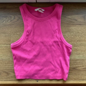 Rosa topp - Säljer min rosa ribbade topp från hm i storlek xs, då den inte används. Skicket är bra och den är använd endast ett fåtal gånger. Ny pris 99kr, säljer för 59kr