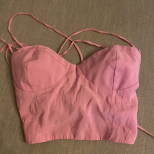 Söt topp med snörning i ryggen, aldrig använd - Supersnygg topp ifrån Zara, aldrig använd. Fina knytdetaljer i ryggen. Strl M men passar mer till S. Inköpt för 400 kr.
