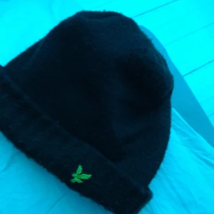 Lyle&scott - Lyle&Scott mössa 12år och uppåt 9av10 jätte skön är ekta och snygge har bara haft den i ett litet tag men jag tyckte inte att den passade på mig 