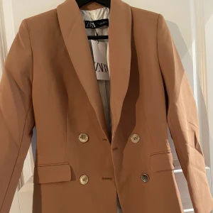 Kavaj zara - Oanvänd kavaj från zara 