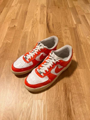 Nike af1 customs - Omgjorda air force 1s färgade röda. Köpta för retail: 1200kr på caliroots sen omgjorda. Nu i skick 5/10, väldigt ingångna men fortfarande väldigt användbara. 
