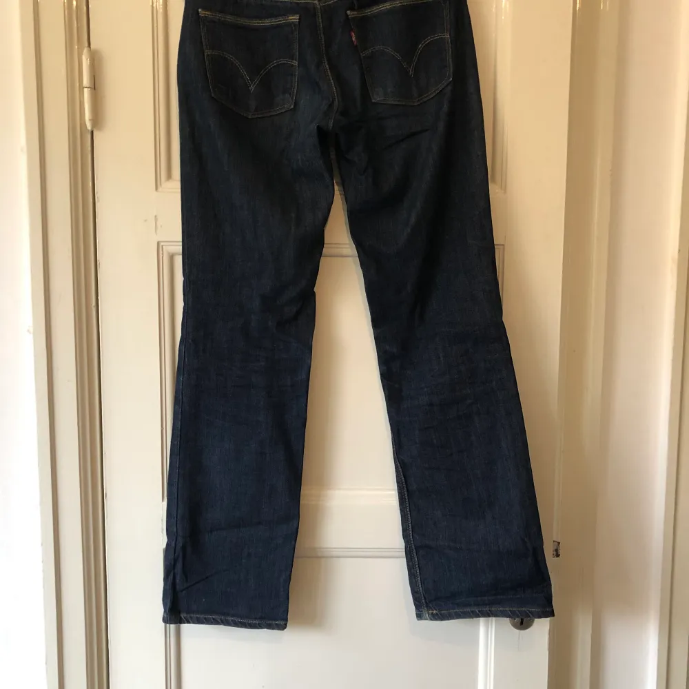 Mörkblå Levi’s jeans med låg midja  Model 570 straight fit . Jeans & Byxor.
