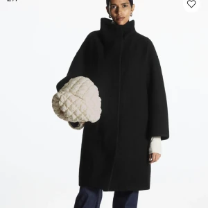 Cos kappa - Säljer denna supersnygga kappa från Cos då den inte kommer till användning. I nyskick, nypris 1950kr