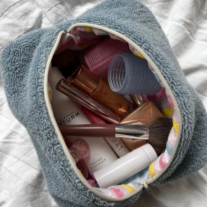 Blå regnbågsnecessär - Blå regnbågsnecessär - 1 i lager 🌈