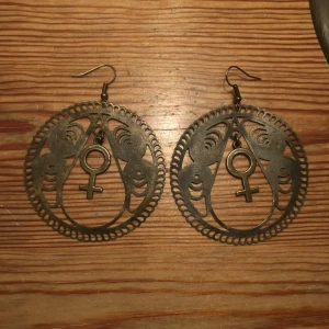 Brons örhängen  - De är otroligt älskade men fortfarande i ett bra skick, smått böja men går att böja tillbaka, se bild 2 det är inte mycket!:) brons färg typ