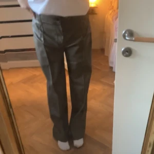 Läderbyxor - Ett par läderbyxor i fejskinn från Zara. 