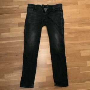 Replay jeans - Replay jeans   Slim fit.   Storlek W:32 L:34    Skick 8/10 använda ett fåtal gånger  Färg: mörkgrå