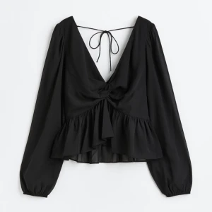 Blus - Säljer denna blus i strl 38 från h&m. Endast testad. Nypris 399kr 