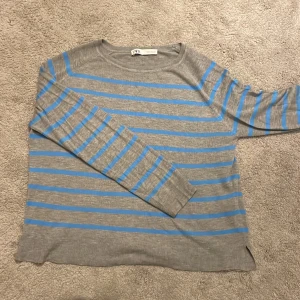 Randig zara-tröja  - Randig Sara-tröja i blå/grå. 💙🤍inte använd. I bra skick!👍🏻