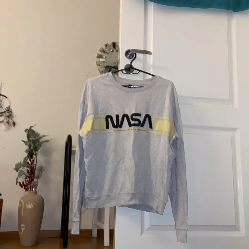 Grå sweatshirt ”NASA” från H&M. Storlek M. Använd några gånger, men fortfarande i bra skick. Kommer ej till användning längre. Köparen står för frakten! . Tröjor & Koftor.