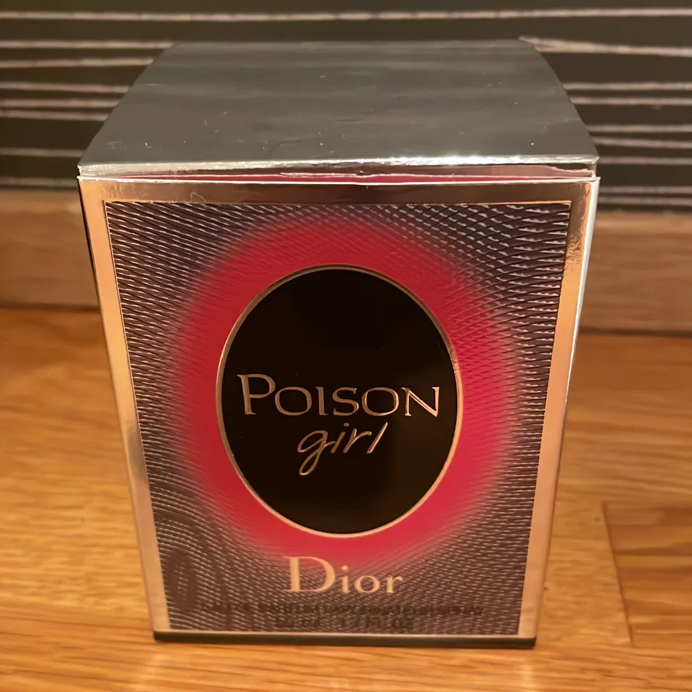 En parfym från dior som luktar jätte gott och nypris ligger runt 900kr💓 helt oanvänd då jag har en till. Köparen står för frakten men kan även mötas upp💞. Övrigt.