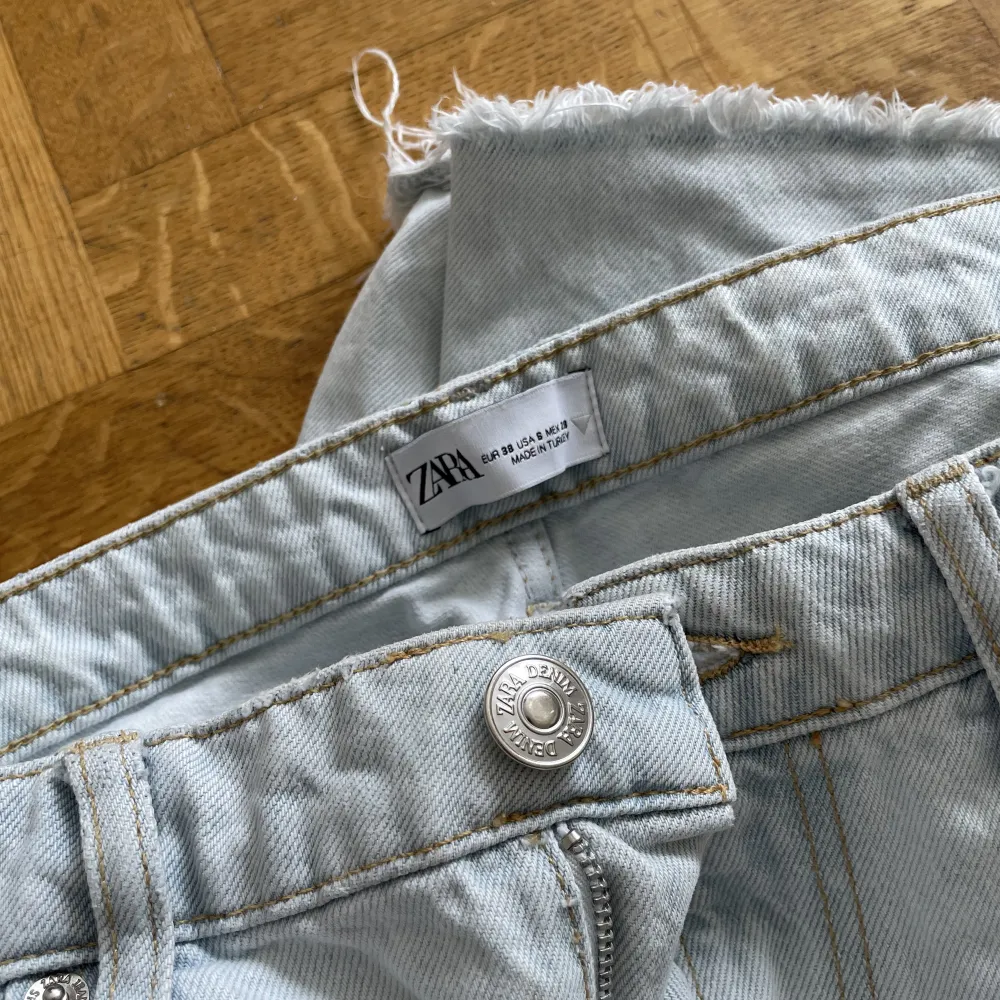 Zarajeans strl.38, sitter snyggt oversized på en 36a💓 Snygg ljusblå färg, perfekt för våren!. Jeans & Byxor.