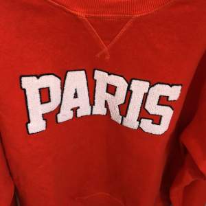Röd sweatshirt med tryck ifrån hm, storlek xs och använd cirka 5 gånger så därför inga skador eller defekter på plagget!