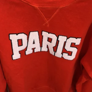 Sweatshirt  - Röd sweatshirt med tryck ifrån hm, storlek xs och använd cirka 5 gånger så därför inga skador eller defekter på plagget!