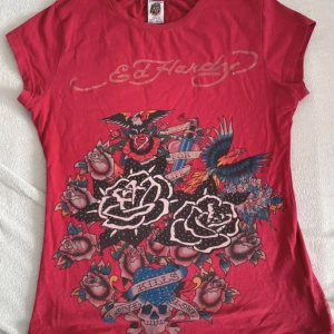 Ed hardy t shirt  - Jättesnygg ed hardy t shirt. Har ett litet hål (se bild 3). (Lånade bilder)