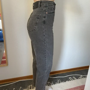 Jeans grå/Svart - Nästan oanvända jeans i storlek 34. Jag är 165cm och har vikt upp benen en aning - passar alltså även dig som är längre. 