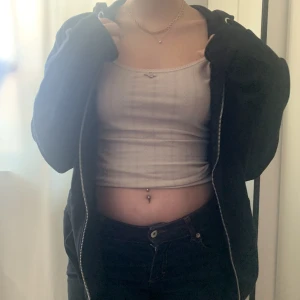 Svart Zip-up Hoodie  - Svart zip-up hoodie från asos. Köpt för 2,5 år sedan men knappt använd så fortfarande i väldigt fint skick. 💞