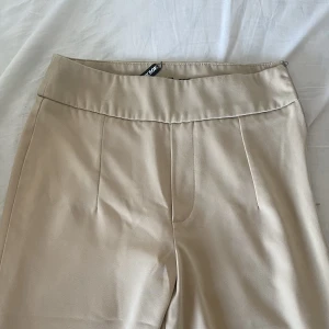 Kostymbyxa i beige  - Fråga gärna om bilder på hur den sitter på!