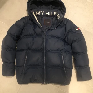 Tommy hilfiger jacka 164-170 - Toppen jacka! Knappt använd.  Passar 164-170