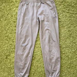 Ea7 track - Säljer min gråa ea7 track den har ett litet hål i den högra fickan annars cond 8/10 st M