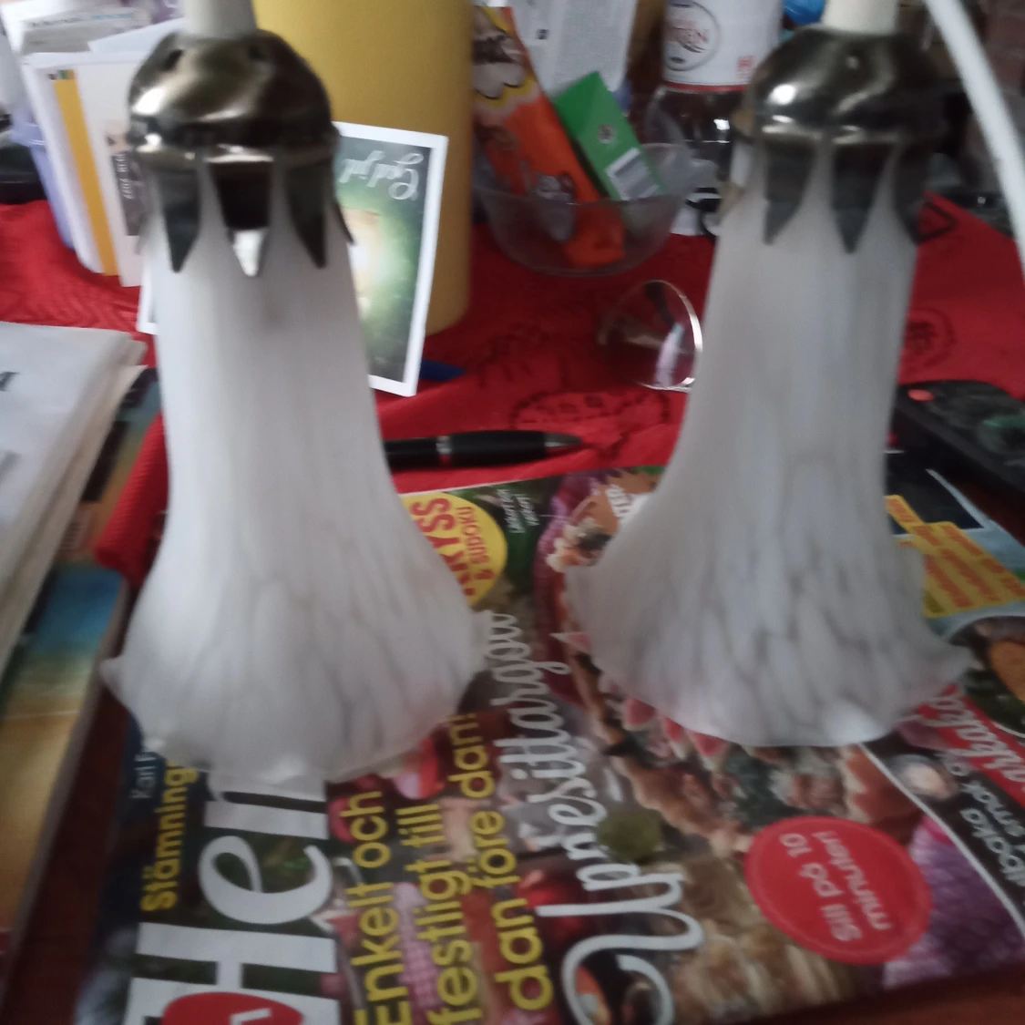 Två vita fönsterlampor med glaskupor fullt fungerande 19 cm stora . - 90